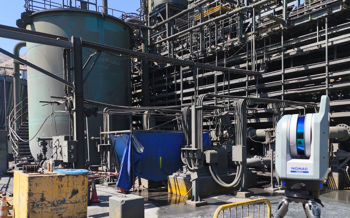 Escáner láser 3D montado en trípode durante un levantamiento en planta
