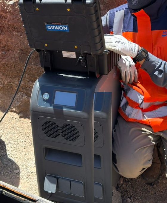 Estación de energía portátil N-Charger con maleta NOMAD operando en terreno