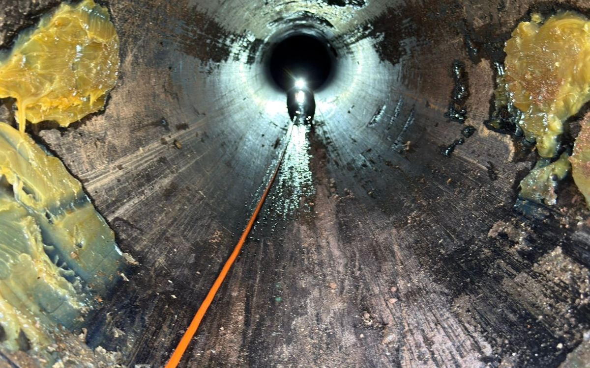 Interior de una tubería industrial iluminada por el robot de inspección