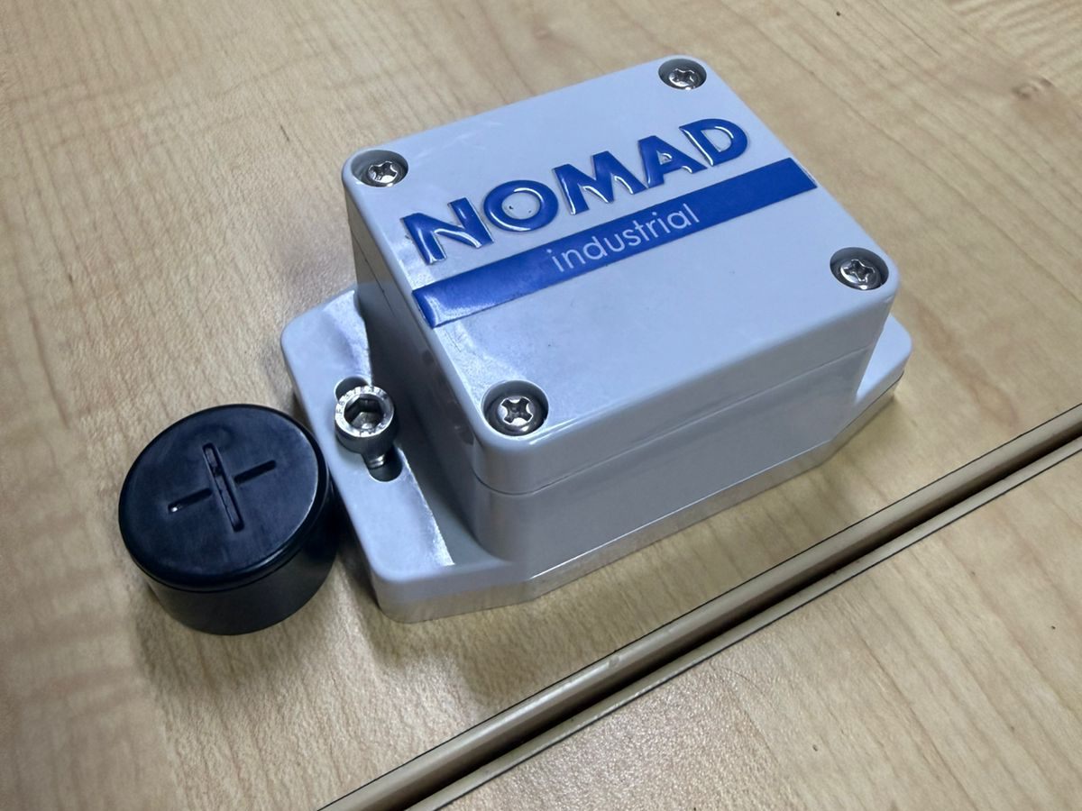Sensor inalámbrico NOMAD de la familia ND-ATOMS junto a sus módulos de medición